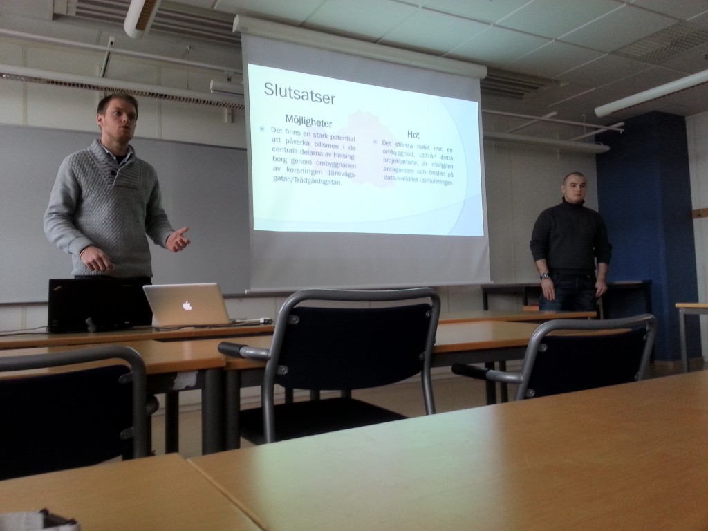Jesper och Davor förklarar sina slutsatser från sin simulering om ombyggnad av korsningen Järvägsgatan/Trädgårdsgatan i Helsingborg.